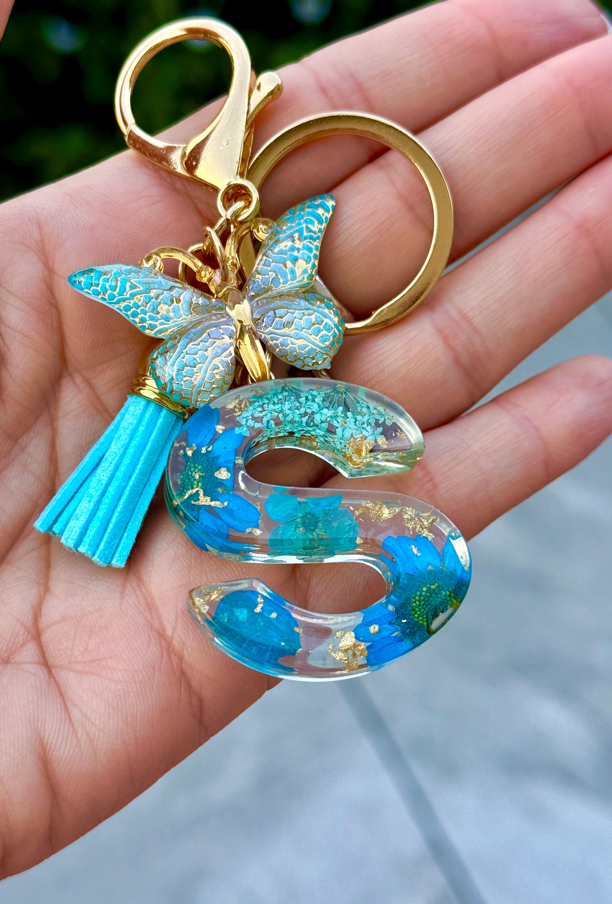 Portachiavi Iniziale “S” con Fiori Blu & Charm Farfalla