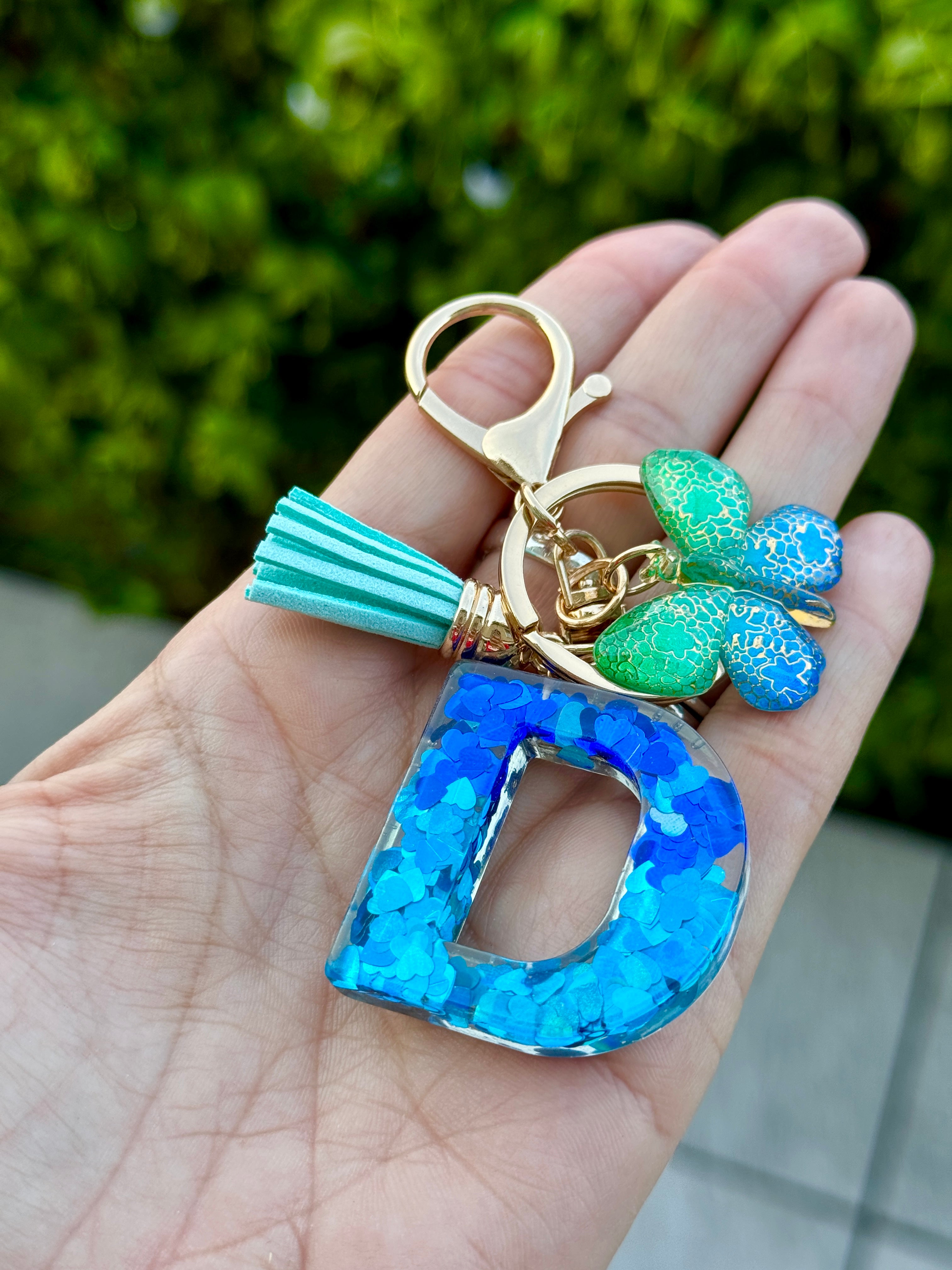 Portachiavi Iniziale “D” con Cuoricini Blu & Charm Farfalla