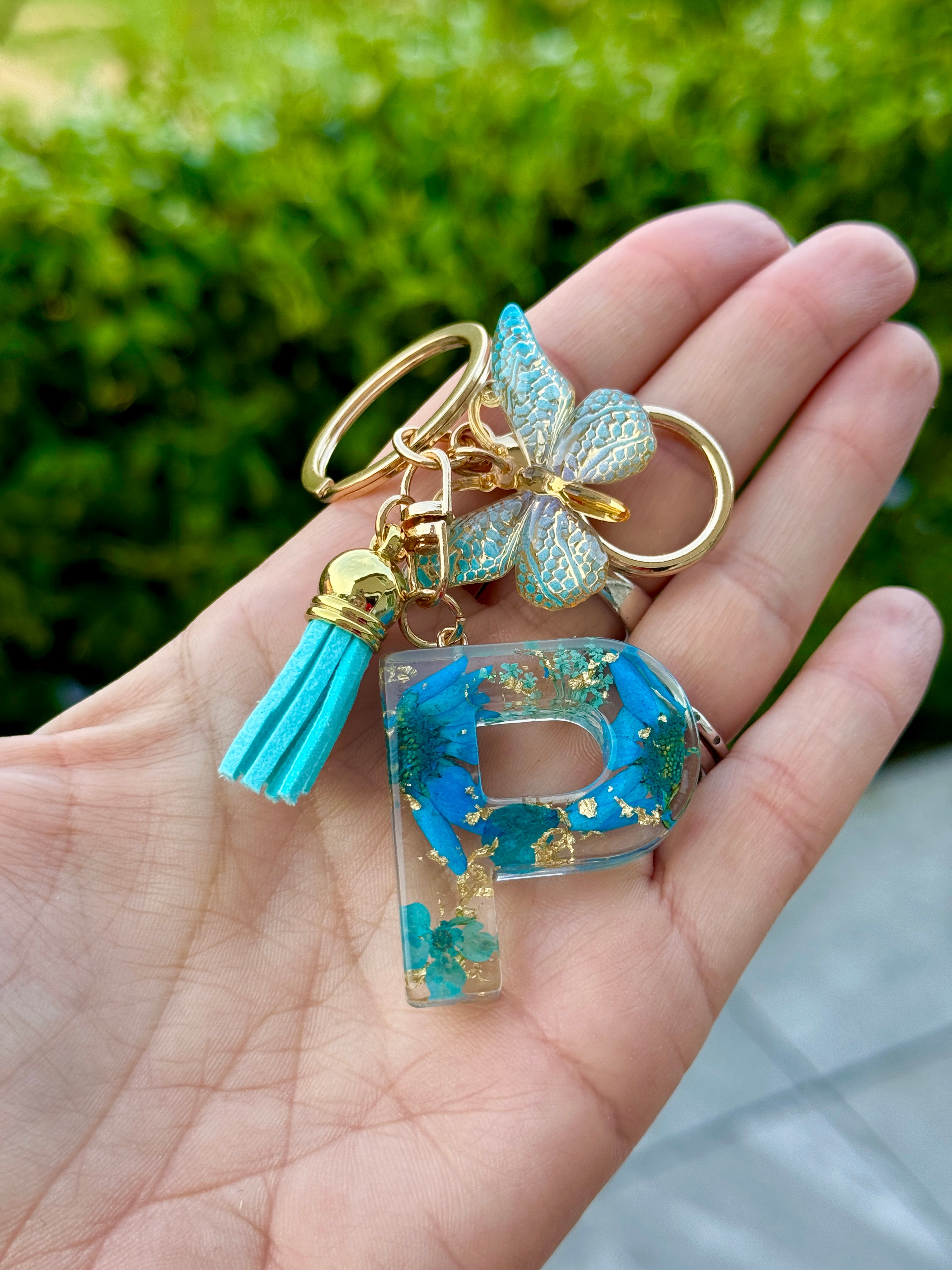 Portachiavi Iniziale “P” con Fiori Blu & Charm Farfalla