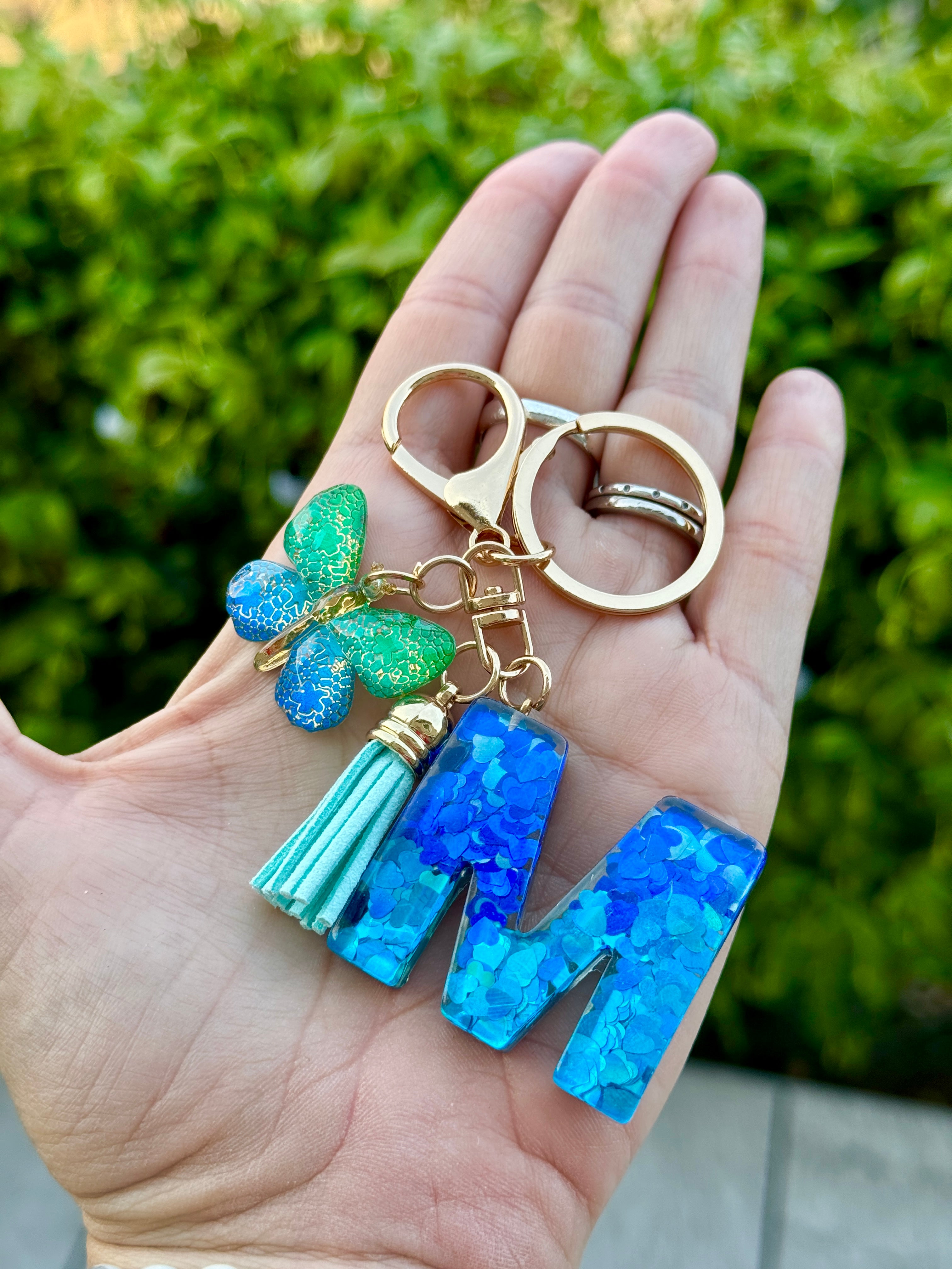 Portachiavi Iniziale “M” con Cuoricini Blu & Charm Farfalla