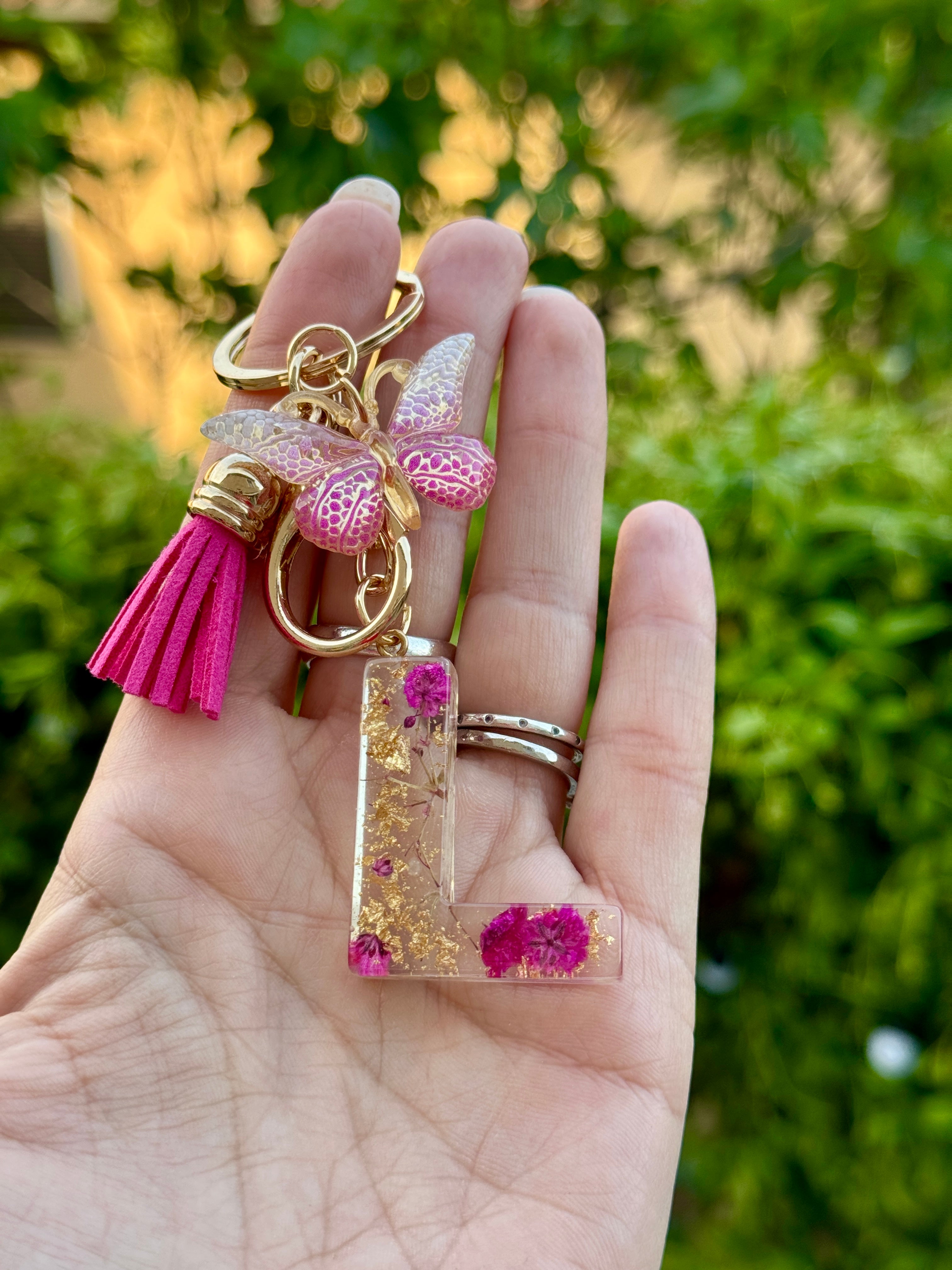 Portachiavi Iniziale “L” con Fiori Secchi & Charm Farfalla Rosa